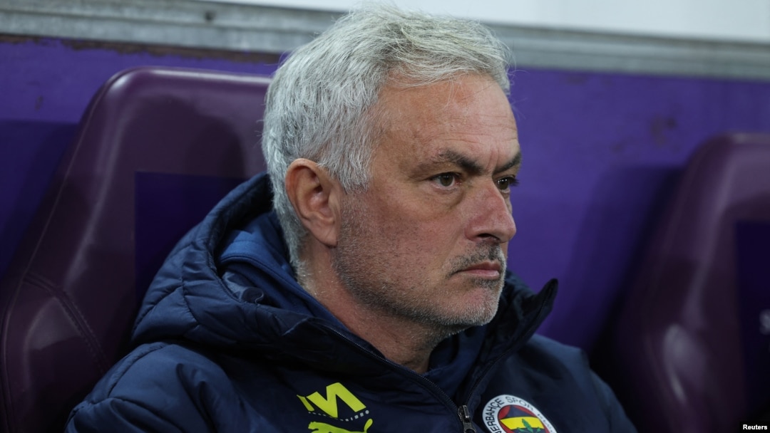 Fenerbahçe Teknik Direktörü Mourinho'ya dört maç men ve para cezası verildi.