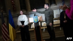 Olena and Volodymyr Zelenskiy speak before American officials and the Ukrainian diaspora.  Brendan Smialowski / AFP