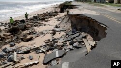 En Florida, la tormenta arrancó varios tramos grandes de la autopista costera A1A al norte de Daytona Beach y destrozó por completo el carril norte durante alrededor de un kilómetro en Flagler Beach.