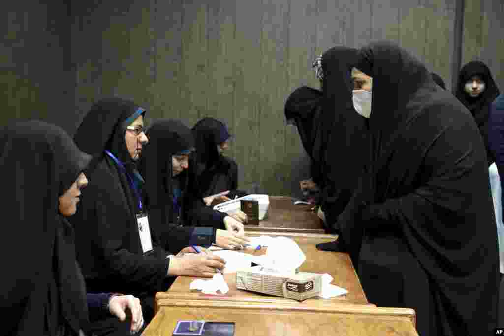 انتخابات امروز مجلس و خبرگان در ایران. مقامات آمریکا در روزهای اخیر هشدار داده اند که نهادهای زیرنظر خامنه‌ای با ردصلاحیت گسترده، مانع یک انتخابات آزاد و منصفانه در ایران شده اند. 