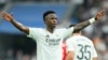 Vinicius Junior celebra tras anotar en el encuentro del Real Madrid ante el Osasuna en el Estadio Santiago Bernabeu en la liga española, el 9 de noviembre del 2024