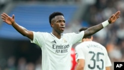 Vinicius Junior celebra tras anotar en el encuentro del Real Madrid ante el Osasuna en el Estadio Santiago Bernabeu en la liga española, el 9 de noviembre del 2024