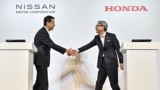 Chủ tịch kiêm Giám đốc điều hành Nissan, Makoto Uchida (trái), và Chủ tịch kiêm Giám đốc điều hành Honda, Toshihiro Mibe, bắt tay nhau trước một cuộc họp báo ở Tokyo ngày 1/8/2024.