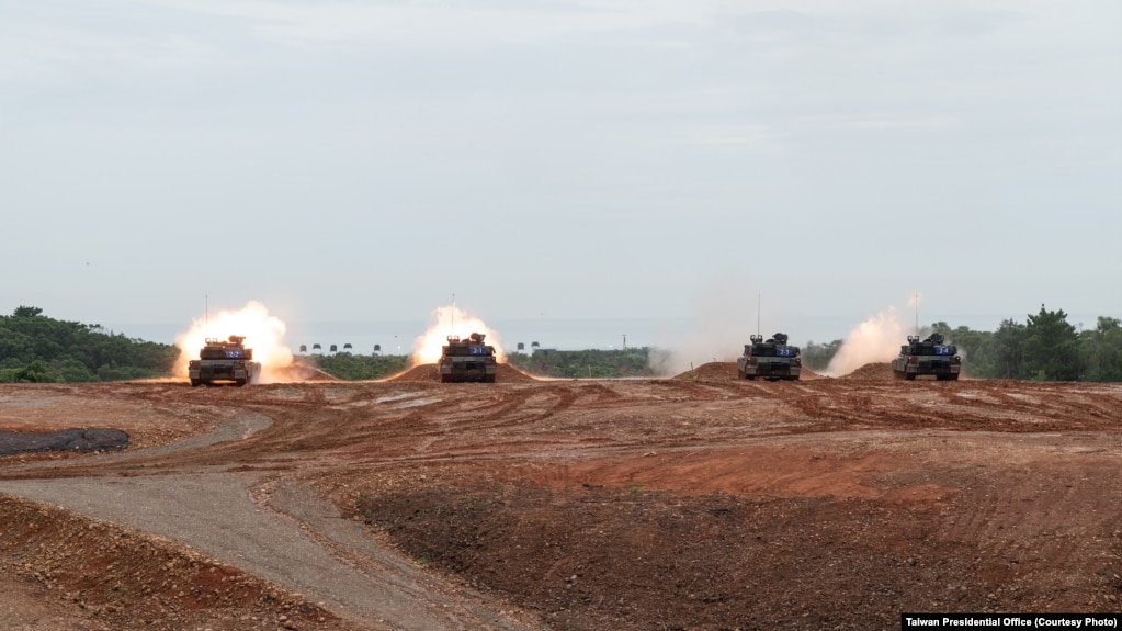 资料照片：2025年7月10日，台湾陆军的美制M1A2T新式战车在新竹坑子口靶场进行实弹演练。(照片由台湾总统府提供)