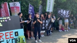 台湾青年民主协会理事吴奕柔（中间持话筒者）发表即兴讲话。她是台湾大学学生会前任会长。（美国之音林枫拍摄，2019年8月11日）