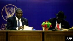 Le président du Soudan du Sud, Salva Kiir, à droite, et le chef des rebelles du Soudan du Sud, Riek Machar, s’accordent sur le partage des pouvoirs entre les ennemis du Soudan du Sud, à Khartoum, 5 août 2018.