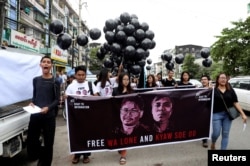 میانمار میں سماجی کارکن اور صحافی اپنے دو ساتھیوں کی حراست کے خلاف احتجاج کر رہے ہیں۔