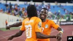 Gervinho et Serge Aurier celebrent la qualification en demi-finale, Malabo, 1er février 2015.