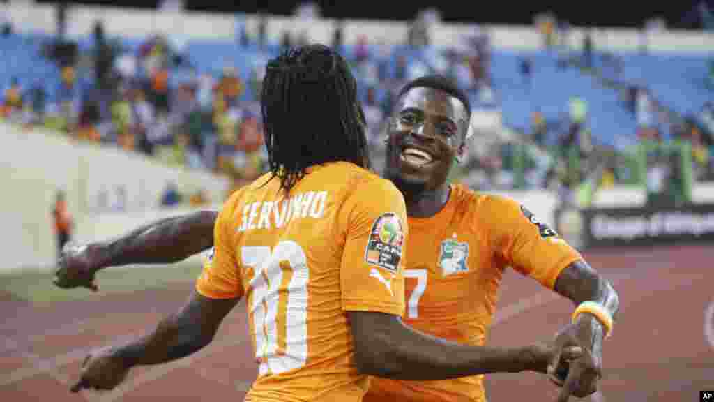 Gervinho, à gauche et Serge Aurier de la Cote d&#39;Ivoire célèbrent après la victoire écrasante contre l&#39;Algérie 3-1.