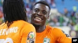 Serge Aurier, à droite, lors d'un match contre l'Algérie pendant la Coupe d'Afrique des nations, le 1er février 2015.