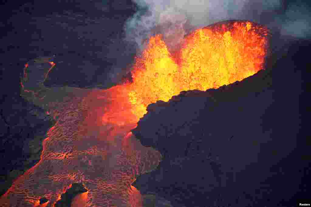미국 하와이섬 킬라우에아 화산에서 폭발이 지속되는 가운데 인근 레일라니 에스테이트 균열에서 용암이 분출하고 있다.