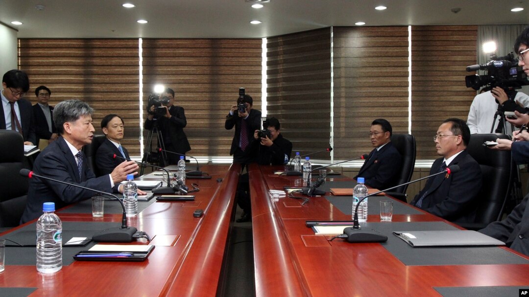 Wakil Menteri Unifikasi Korea Selatan, Hwang Boogi (dua dari kiri) dan rekan mitranya dari Korea Utara, Jong Su Jon dalam pembicaraan di kompleks industri Kaesong, Korea Utara (Foto: dok).