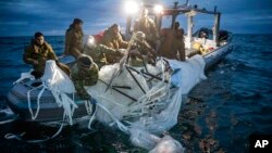 Pripadnici američke mornarice vade ostatke kineskog špijunskog balona u Južnoj Karolini (Foto: U.S. Navy via AP)
