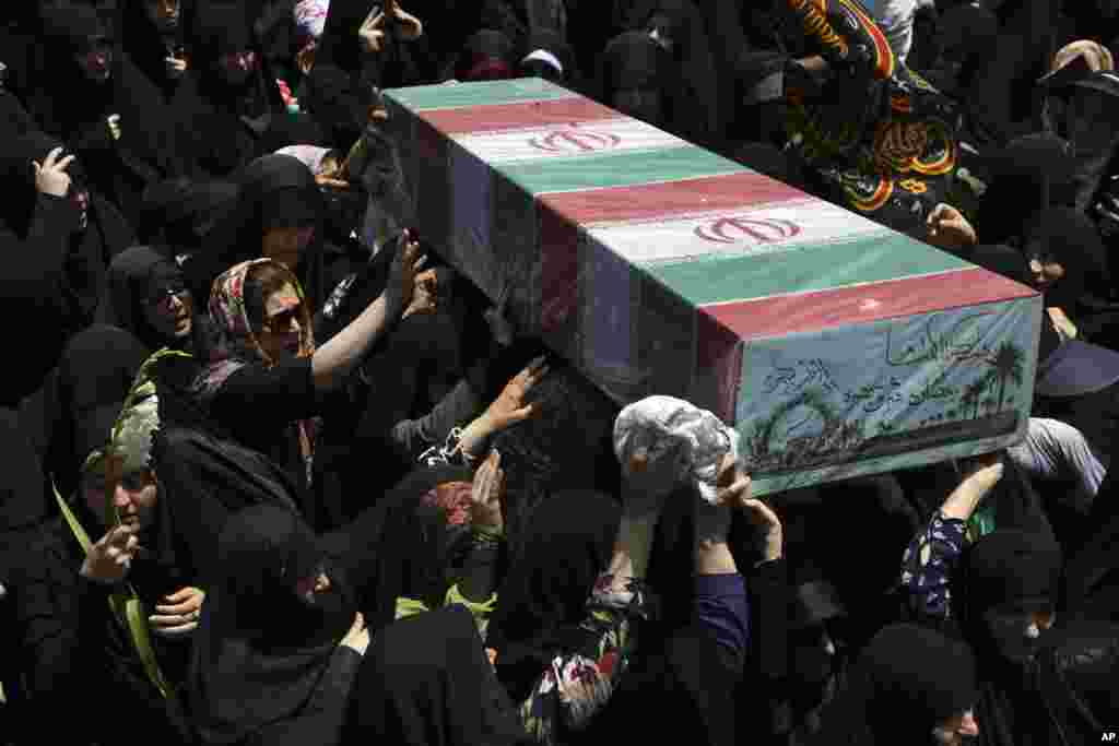 آسوشیتدپرس این عکس را از مراسم «تشییع شهدا» در تهران منتشر کرده است. به گزارش این خبرگزاری، مقامات جمهوری اسلامی هنوز بقایای کشته های جنگ سی سال پیش در عراق را با یکی دو کشته از نیروهای ایرانی در سوریه، در مراسم گروهی خاکسپاری می‌کنند.
