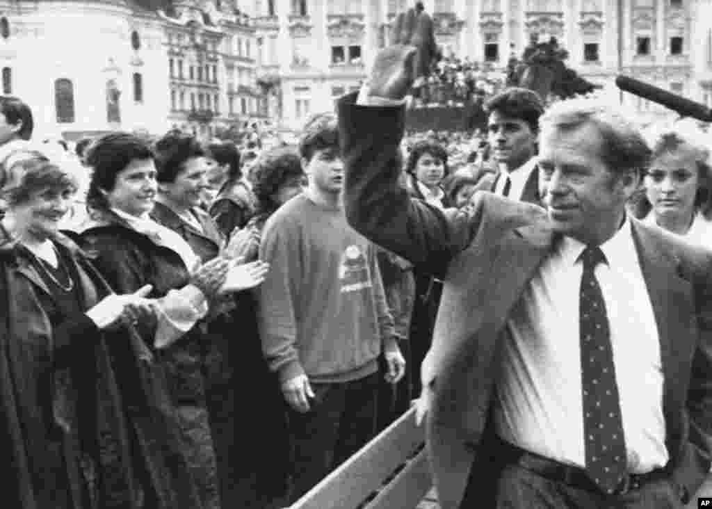 Waving to a cheering crowd in Prague, June 9, 1990. (AP)