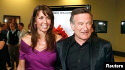 Mendiang Robin Williams (kanan), bersama istrinya, Susan Schneider di Los Angeles, California (foto: dok).