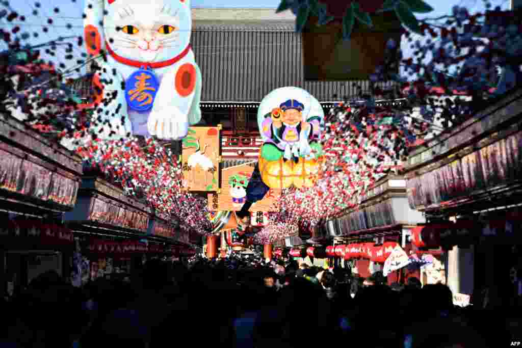 دیدار بازدیدکنندگان از تزئینات و چراغانی های جشن سال نو میلادی در مرکز خرید ناکامیس که در نزدیکی معبد سنسوجی در توکیو قرار دارد. &nbsp;