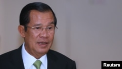 Thủ tướng Campuchia Hun Sen và gia đình ông cũng nằm trong số những thành viên chính phủ bị Đức đình chỉ visa ưu đãi.