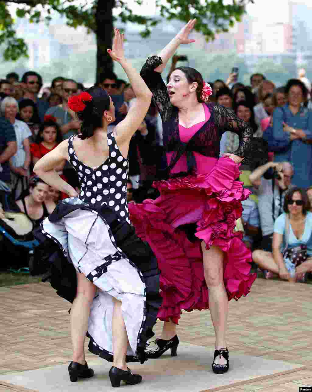 ក្រុម​របាំ Flamenco សម្តែង​នៅ​លើ​មជ្ឈមណ្ឌល South Bank ក្នុង​ពិធីបុណ្យ Andalusian ក្នុង​ក្រុង​ឡុងដ៍។