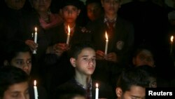 Students take part in a candlelight vigil for the Indian soldiers who died in an avalanche at the Siachen Glacier, in Jammu February 9, 2016.