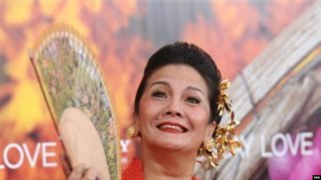 Christine Hakim saat menghadiri pemutaran perdana 'Eat, Pray, Love' di Ziegfeld Theater, New York, Selasa.