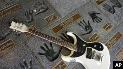 Sebuah guitar diletakkan di dekat cap tangan Johnny Ramone dari grup rock punk "The Ramones" di Hollywood RockWalk, Guitar Center Hollywood, Los Angeles, 16 September 2004 (Foto: dok).