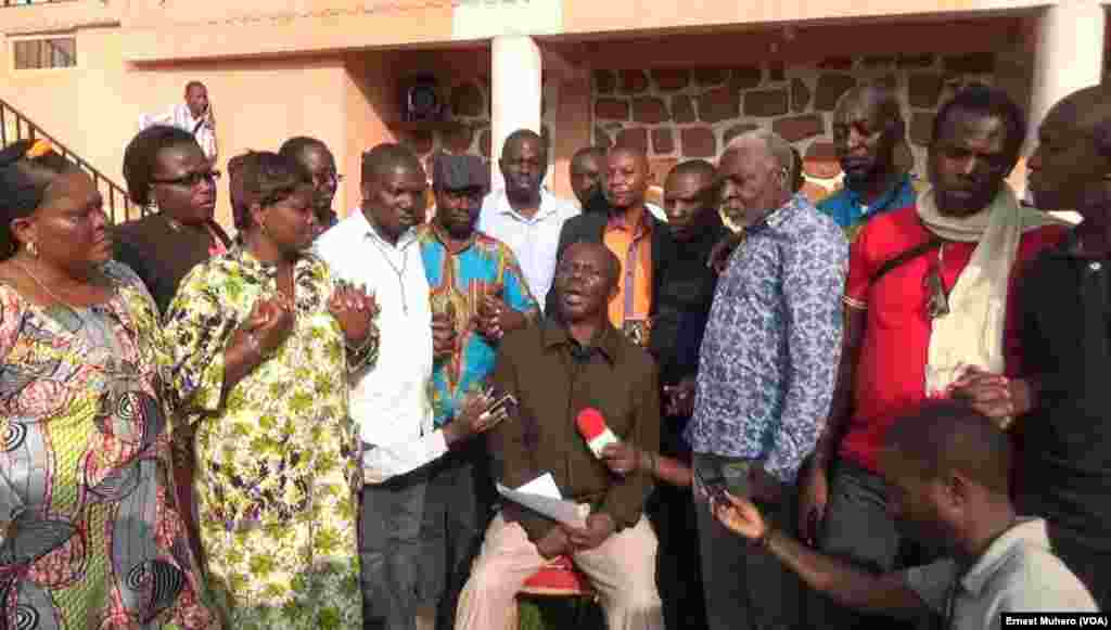 Les leaders de la société civile et des partis politiques de l'opposition au Sud-Kivu dénoncent la repression de la police à Bukavu, le 21 janvier 2018. (VOA/Ernest Muhero)