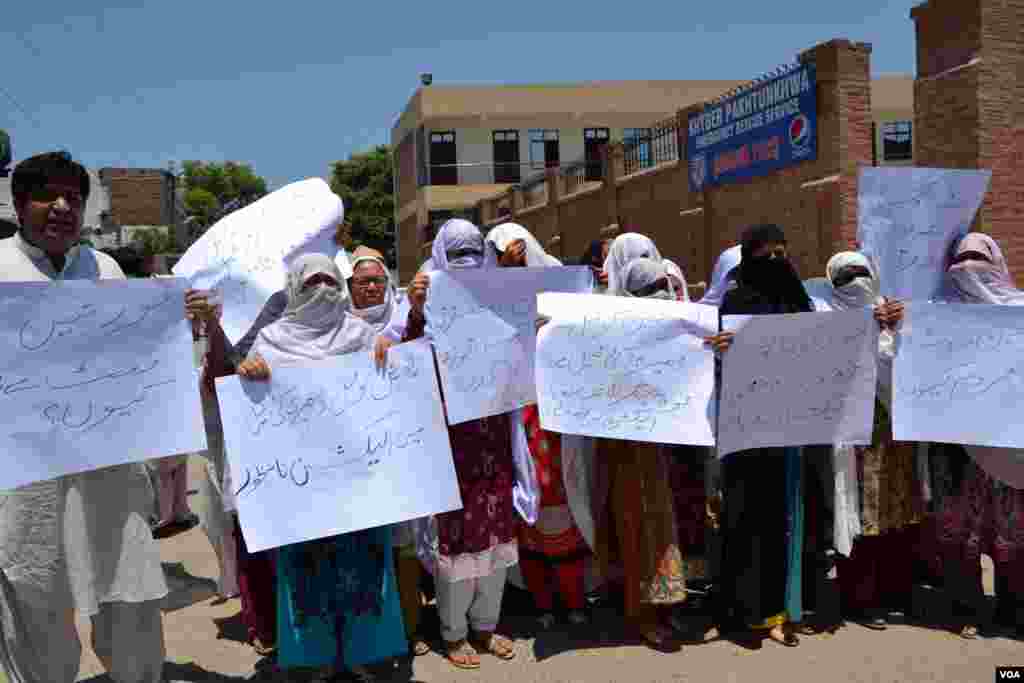 خواتین کی ایک قابل ذکر تعداد نے پشاور میں احتجاجی مظاہرہ کیا۔