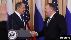 El canciller ruso, Sergey Lavrov, y el secretario de Estado estadounidense, Mike Pompeo, se saludan durante un encuentro oficial que tuvo lugar en Washington, el 10 de diciembre de 2019.