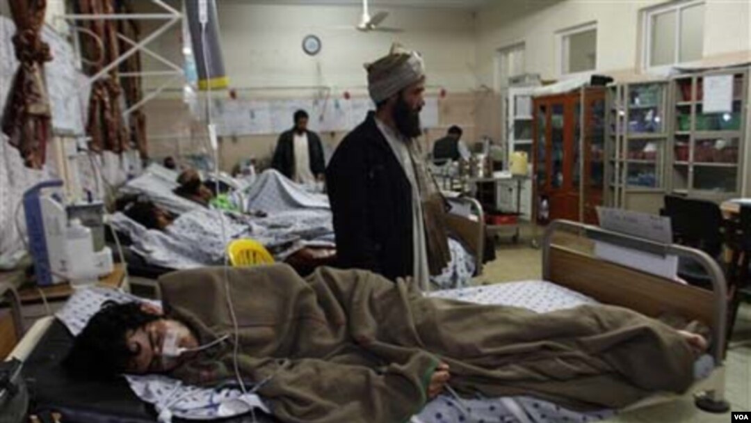 Seorang warga yang terluka akibat bom terbaring di rumah sakit di Kandahar, Kabul Selatan, Afghanistan.