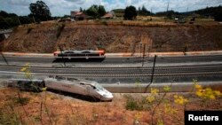 Bagian dari kereta tampak ke luar rel setelah kecelakaan maut yang menewaskan sedikitnya 78 orang di Santiago de Compostela, Spanyol (26/7)