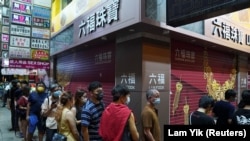 People in line to buy copies of the final edition of Apple Daily, published by Next Digital, in Hong Kong, China on June 24, 2021. (REUTERS/Lam Yik)