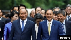 스가 요시히데 일본 총리(오른쪽)와 응우옌 쑤언 푹 베트남 총리가 지난해 10월 하노이에서 회담했다.