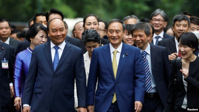 Thủ tướng Nhật Yoshihide Suga và Thủ tướng Việt Nam Nguyễn Xuân Phúc tại Hà Nội ngày 19/10/2020.