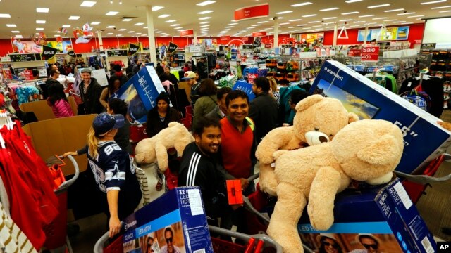 Las tiendas como Target, Wal Mart y Macy;s abrieron sus tiendas desde el mismo jueves, día en que se celebra el Día de Acción de Gracias.