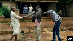 Bangui, capital da República Centro Africana: homens da milícia muçulmana açoitam um cristão com catanas