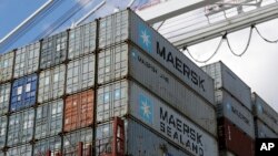 美國巴爾的摩港口貨櫃船等候卸下貨物資料圖片。