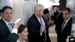 Presiden Donald Trump melambaikan tangan setelah berbicara dengan para wartawan di atas Air Force One sebelum bertolak dari Lanud Andrews, Maryland 13 Mei 2017 menuju Lynchburg, Virginia (foto: AP Photo/Pablo Martinez Monsivais)