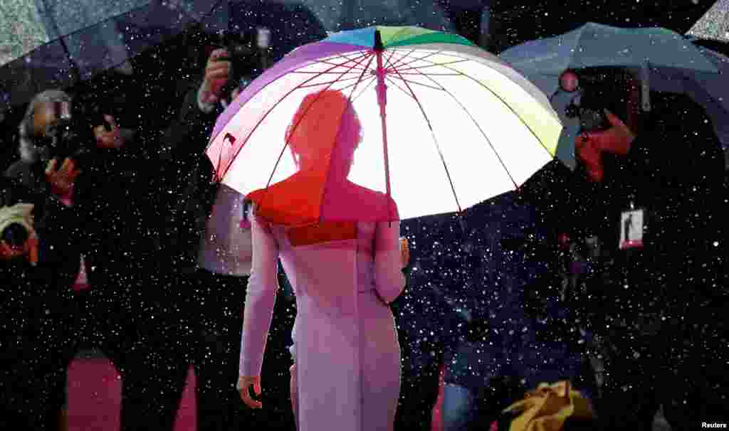 영화배우 르네 젤위거가 영국 런던에서 열린 &#39;주디&#39;시사회에 도착해 우산을 들고 레드카펫에서 포즈를 취하고 있다.