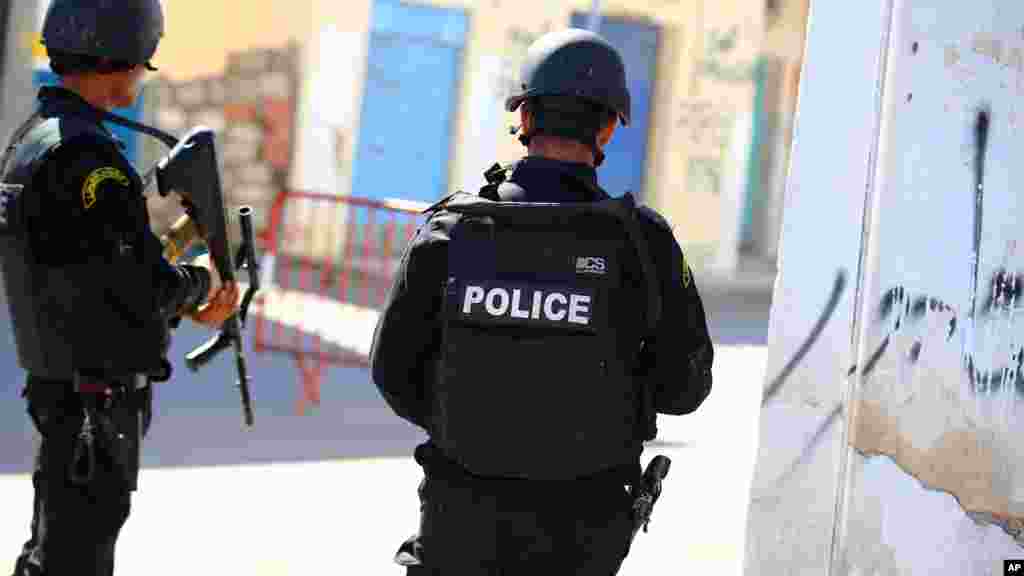 Des policiers tunisiens prennent position dans la banlieue de Ben Guerdane, dans le sud de la Tunisie, le mardi 8 mars 2016.