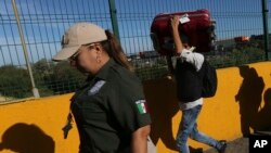 México ha recibido a más de 20.000 centroamericanos bajo el plan conocido como “protocolo de protección de migrantes” o “permanencia en México”.