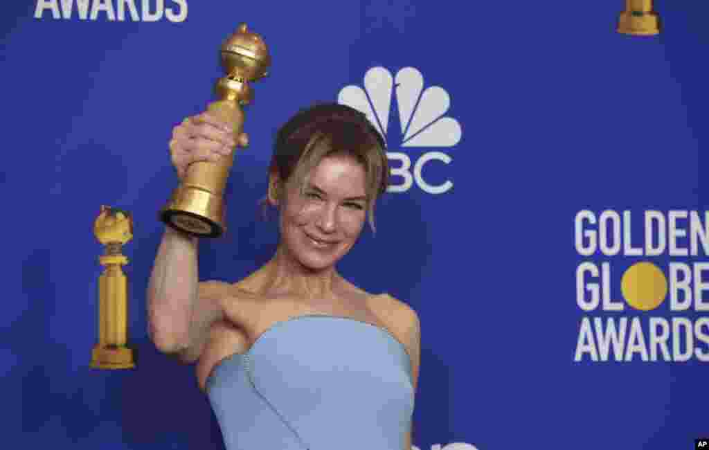 តារាសម្តែងស្រី Renee Zellweger ទទួលបានពានរង្វាន់សម្រាប់ការសម្តែងល្អបំផុតក្នុងភាពយន្ត «Judy» នៅក្នុងពិធីប្រគល់ពានរង្វាន់ Golden Globe Awards លើកទី៧៧ នៅសណ្ឋាគារ Beverly Hilton Hotel ក្នុងក្រុង Beverly Hills រដ្ឋ California កាលពីថ្ងៃទី០៥ ខែមករា ឆ្នាំ២០២០។ 