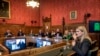 Facebook whistleblower Frances Haugen (kanan) memberikan kesaksian dihadapan anggota parlemen Inggris di London, pada 25 Oktober 2021, sebagian bagian dari rencana pemerintah tersebut untuk membuat regulasi mengenai media sosial. (Foto: UK Parliament via AP/Annabel Moeller)