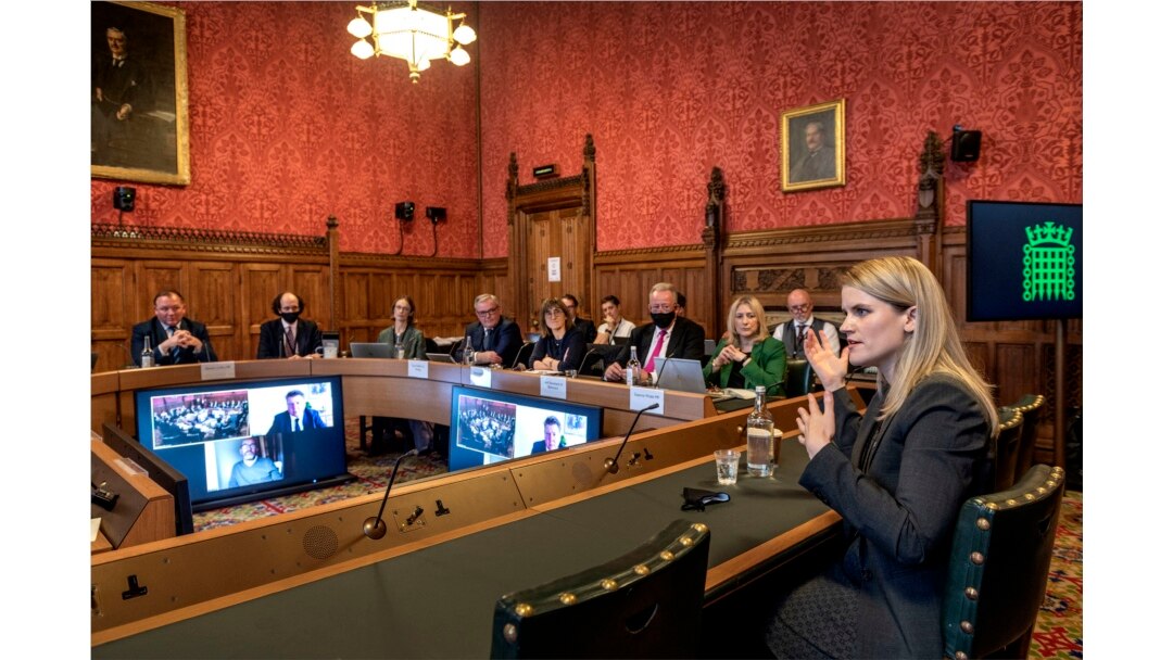Pelapor Facebook, Frances Haugen (kanan), memberikan keterangan di depan anggota parlemen Inggris di London (25/10).