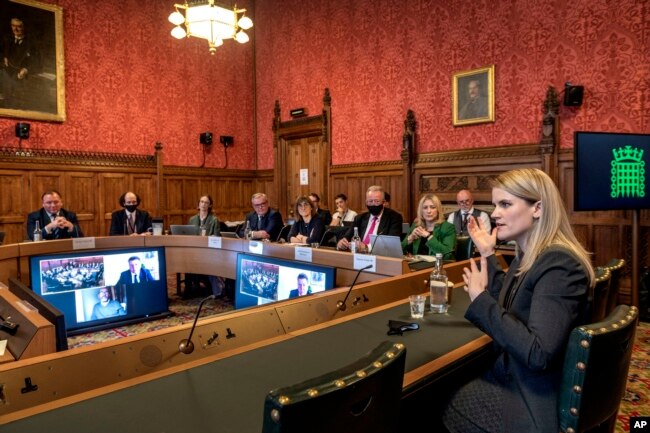 Pelapor Facebook, Frances Haugen (kanan), memberikan keterangan di depan anggota parlemen Inggris di London (25/10).