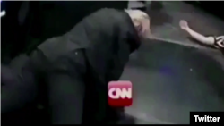 도널드 트럼프 대통령이 CNN 로고가 얼굴에 합성된 남성을 넘어뜨린 뒤 공격하는 동영상의 한 장면.