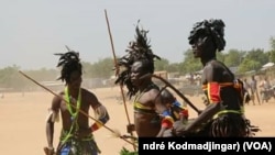 Démonstration de la danse traditionnelle Mousseye Kodoma, une éthnie du sud du Tchad et une partie du Cameroun, Bongo, 18 novembre 2017. (VOA/André Kodmadjingar).