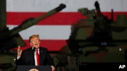 El presidente de Estados Unidos, Donald Trump, habla con los trabajadores en el Centro de Fabricación de Sistemas Conjuntos de la Planta de Tanques del Ejército de Lima (LATP), en Ohio.