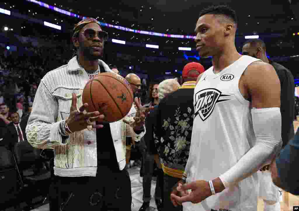 Le rappeur 2 Chainz, s&#39;entretient avec Russell Westbrook, de l&#39;équipe LeBron, de l&#39;Oklahoma City Thunder, lors de la première partie du All-Star game de la NBA, le 18 février 2018.