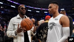 Le rappeur 2 Chainz, s'entretient avec Russell Westbrook, de l'équipe LeBron, de l'Oklahoma City Thunder, lors de la première partie du match de la NBA All-Star, le 18 février 2018.